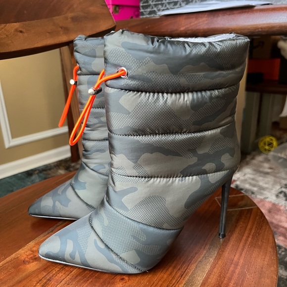 Steve Madden Cloak Camouflage Pointy Toe Pull-On Boots